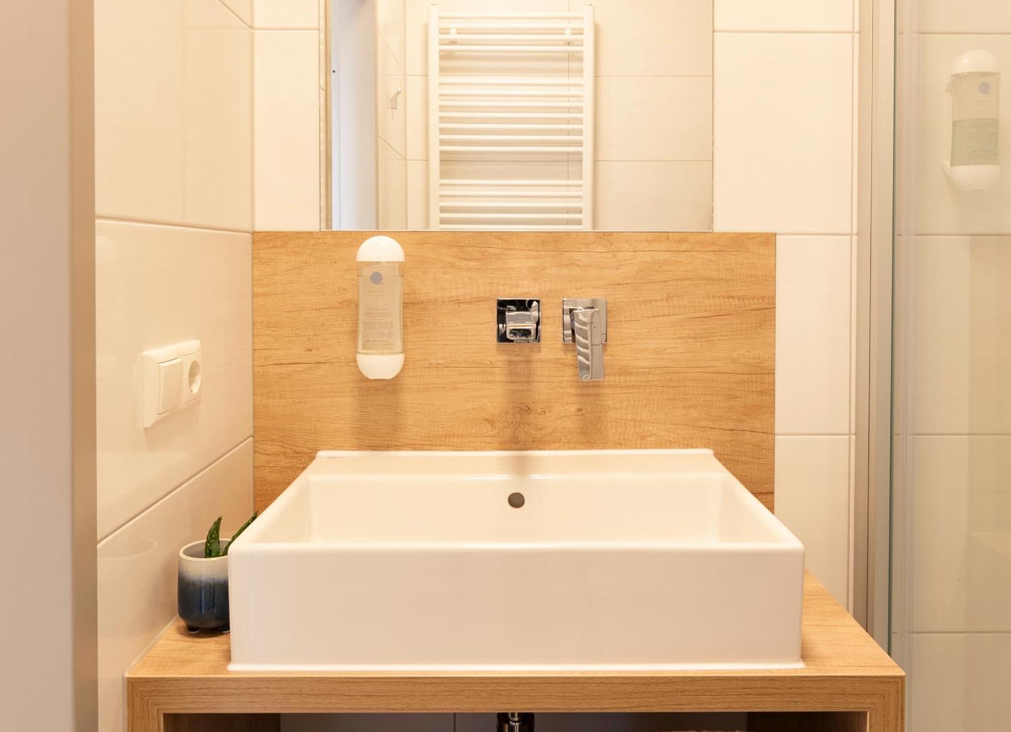 Henrys Sleeping Am Augsburger Eiskanal Ngoại thất bức ảnh